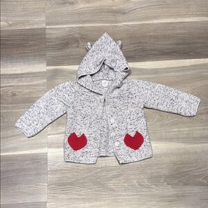 🏴 GAP Gray knitted Cardigan with Red Heart Pockets size 18-24 months